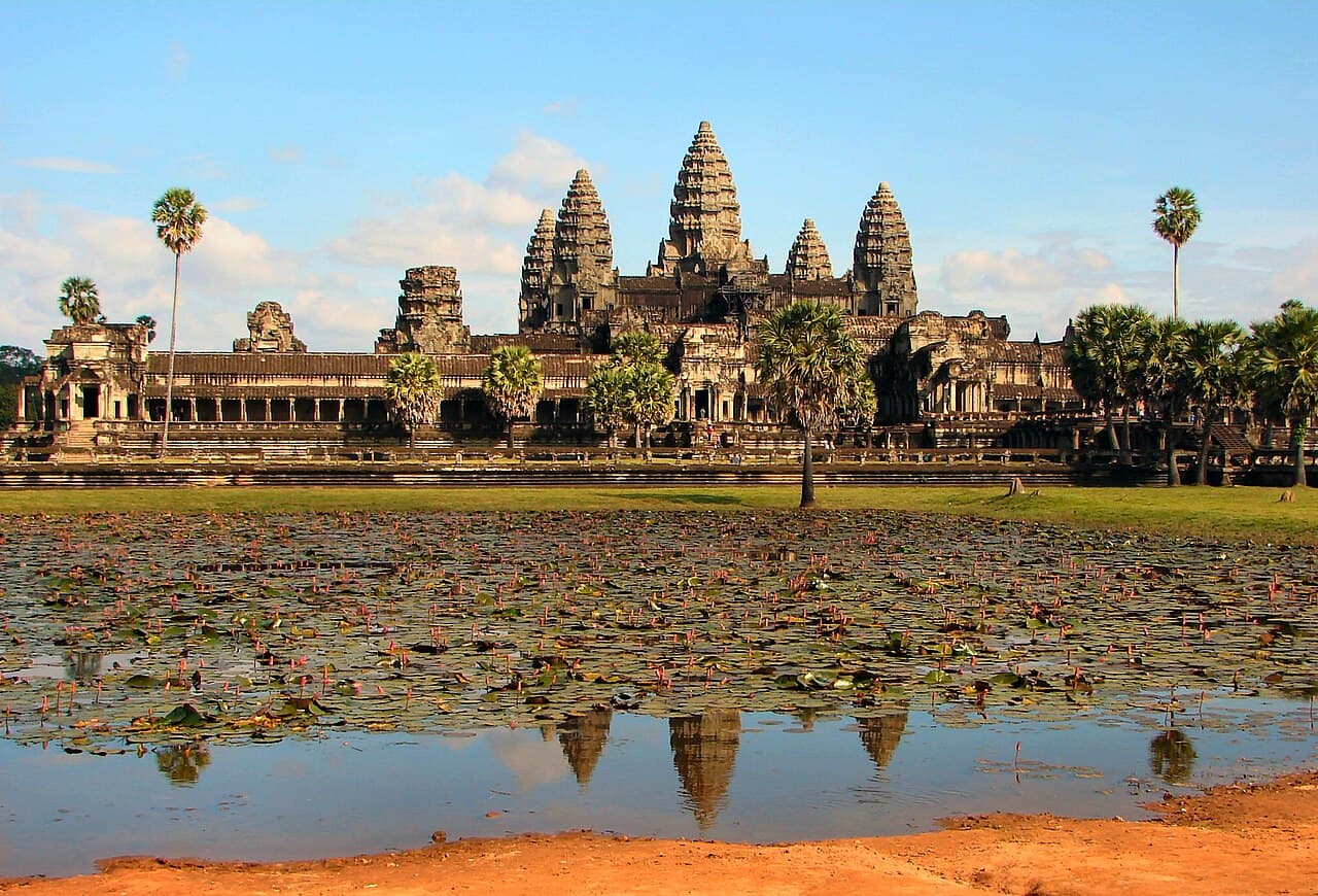 Angkor Wat — destinasi trip Cambodia bersama Backpacker Papua