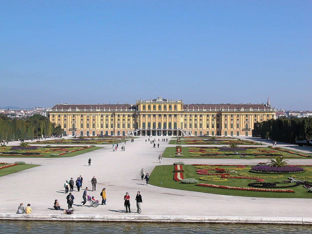 Istana Schönbrunn — destinasi trip Austria bersama Backpacker Papua
