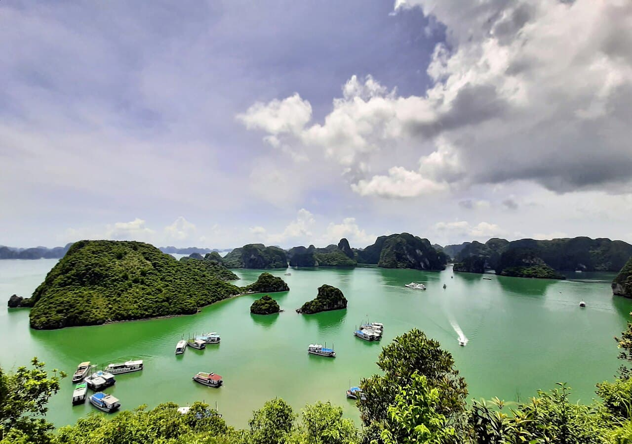 Hạ Long Bay — destinasi trip Vietnam bersama Backpacker Papua