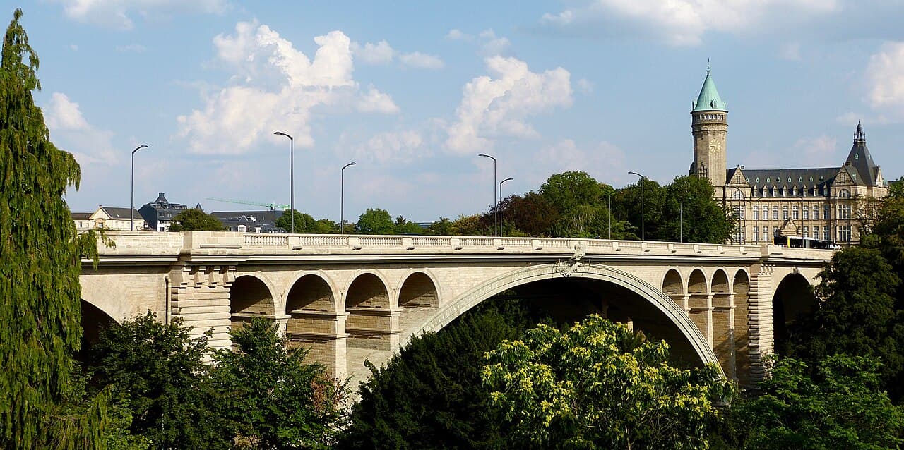 Adolphe Bridge — destinasi trip Luxembourg bersama Backpacker Papua