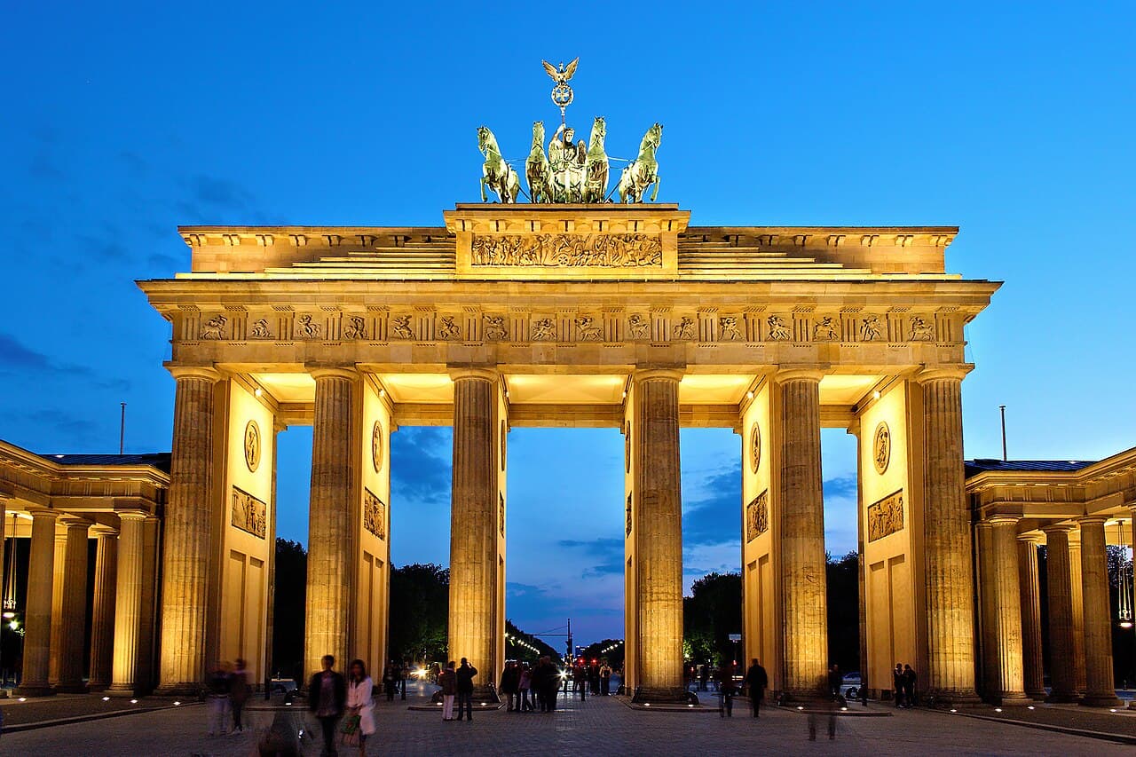 Brandenburg Gate — destinasi trip Germany bersama Backpacker Papua